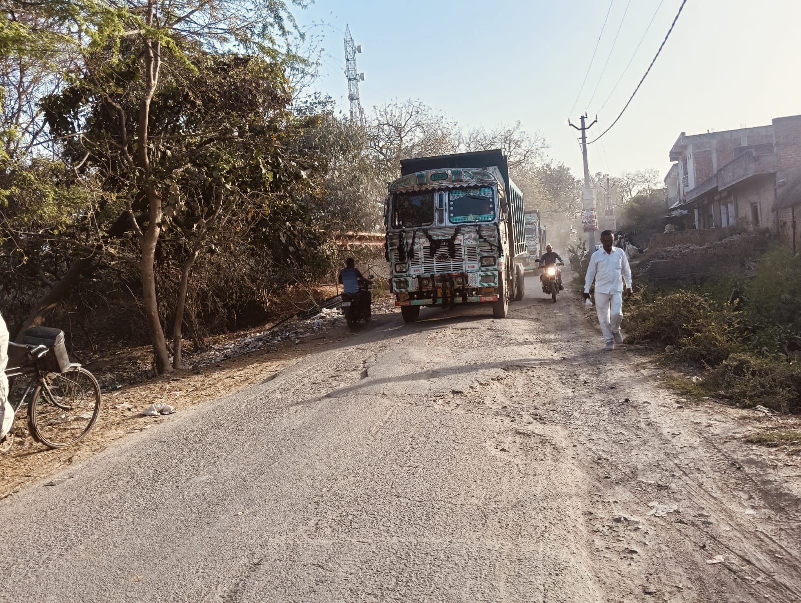 बिहार मौरावां मार्ग पर बड़े-बड़े गड्ढे हो जाने से आवा गमन हुआ बाधित  